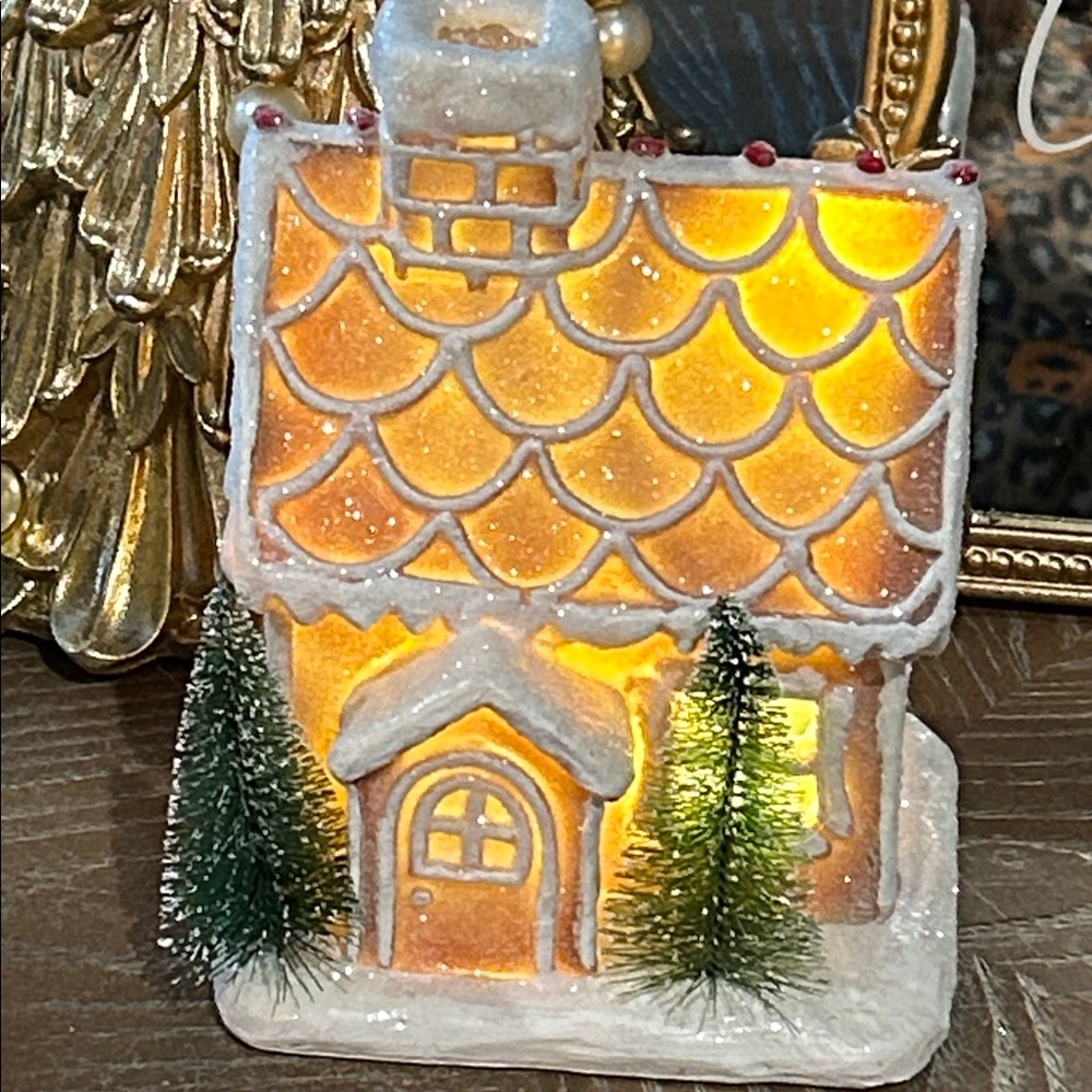 NEW! LIGHTED Christmas Holiday Gingerbread Cottage House - Picture 5 of 12